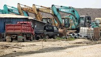 Alat-alat berat terpnggok di salah satu sudut pulau.