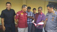 Foto: Terungkapnya pelaku pembunuhan sadis Rika berawal dari keterangan saksi dan bukti CCTV milik warga. Pelaku terekam CCTV saat mengendarai motor milik korban keluar dari kompleks tempat tinggalnya dengan membawa kardus yang berisi jasad korban. (Erlangga Resi-detikcom)