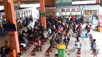 H-7 Lebaran, Pemudik Padati Terminal Kampung Rambutan