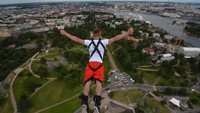 Foto: Kaivopuisto (Sky Breakers), Helsinki, Finlandia adalah tempatnya bungee jumping dengan ketinggian 150 meter. Ada kegiatan melompat yang diadakan setiap tahun dari pertengahan Juli hingga pertengahan Agustus di sana (CNN Travel)