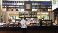 Makan sendirian, Marsha terlihat bingung memilih makanan yang akan dia ambil di meja buffet. Foto: Instagram: @marshatimothy