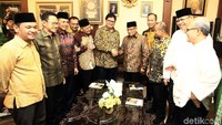 Airlangga hadir ditemani Sekjen Partai Golkar Lodewijk Freidrich Paulus, Ketua DPP Partai Golkar Ace Hasan Syadzily, Wakil Koordinator Bidang Penggalangan Khusus DPP Partai Golkar Rizal Mallarangeng, dan jajarannya.