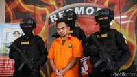 Pelaku pemerkosaan berinisial F itu dihadirkan dalam rilis di Resmob Mapolda Metro Jaya, Jumat (8/6/2018).