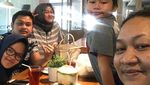 Serunya Momen Keluarga Tike Priatnakusuma yang Doyan Makan Semua