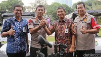 Kapolda Metro Jaya Irjen Pol Idham Azis bersama dengan SVP Government and Institutional Bank Mandiri, Teddy Y. Danas bertemu pagi ini, Jumat (8/6/2018) menyerahkan bantuan 30 unit sepeda listrik dan 4 unit mobil golf kepada Kepolisian Daerah Metro Jaya.