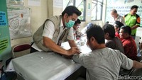 Mereka juga lakukan cek tekanan dan kadar gula darah.