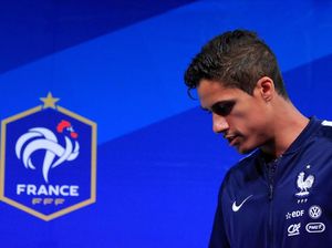 Bek MU Raphael Varane Pensiun dari Timnas Prancis