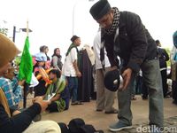 Atribut #2019GantiPresiden Dijual di Tengah Massa Demo Kedubes AS