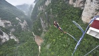 Bungee jumping tertinggi di dunia juga ada di sini. Tak hanya itu, lokasinya juga ada di jembatan kaca tertinggi di dunia. Istimewa/dok.CNN Travel  