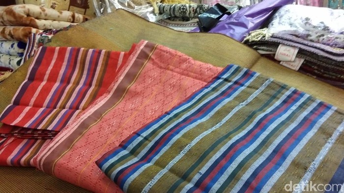 Lebaran Seminggu Lagi, Penjual Sarung Kebanjiran Pembeli