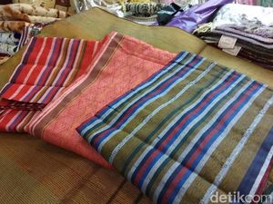 Lebaran Seminggu Lagi, Penjual Sarung Kebanjiran Pembeli