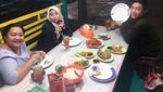 Serunya Momen Keluarga Tike Priatnakusuma yang Doyan Makan Semua