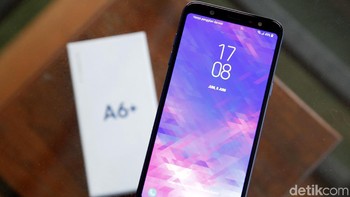 Samsung menyematkan prosesor octa core 1,8 GHz dengan RAM 4 GB, serta memori internal 32 GB pada Galaxy A6+. Foto: Muhammad Ridho