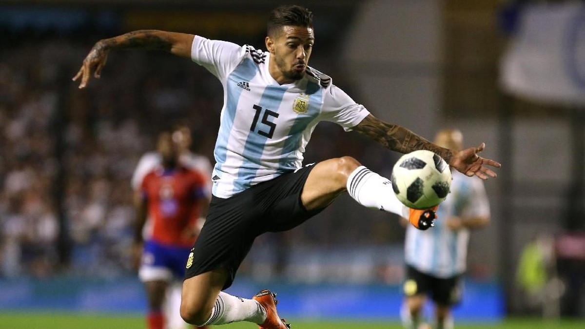 Manuel Lanzini mengalami cedera lutut dan batal tampil di Piala Dunia 2018 (Foto: Agustin Marcarian/Reuters)