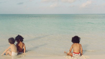 Potret 3 Anak Zoe Saldana yang Berambut Keriting dan Menggemaskan