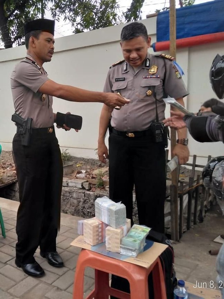 Polisi Cek Keaslian Jasa Tukar Uang di Cengkareng Polisi Cek Keaslian Jasa Tukar Uang di Cengkareng