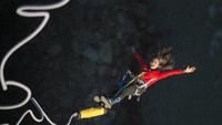 Foto: The Last Resort, Sungai Bhote Kosi, Nepal. Tempat bungee jumping ini dari jembatan gantung terpanjang di Nepal. Kedalamannya sekitar 160 meter (CNN Travel)
