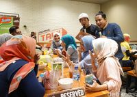 Begini Senangnya Pengunjung Warunk Upnormal yang 'd'Traktir Detikcom'