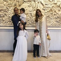 Kaftan model abaya milik Nia Ramadhani bisa menjadi opsi untuk tampil stylish namun tetap sopan di Hari Raya. Foto: Dok. Instagram