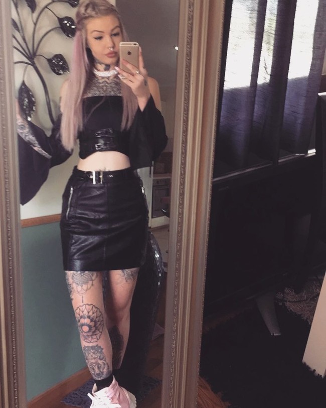 Setelah memiliki mata biru dan lidah terbelah, Amber berencana melakukan modifikasi lain pada tubuhnya. Aku ingin mengubah gigi taringku menjadi gigi vampire, katanya. Foto: Instagram/Amber Luke