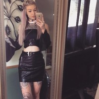 Setelah memiliki mata biru dan lidah terbelah, Amber berencana melakukan modifikasi lain pada tubuhnya. Aku ingin mengubah gigi taringku menjadi gigi vampire, katanya. Foto: Instagram/Amber Luke