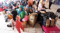 Pemudik mulai memadati Terminal Kampung Rambutan, Jakarta pagi ini (8/6/2018). Mayoritas para pemudik ini bertujuan ke berbagai kota di Pulau Jawa.