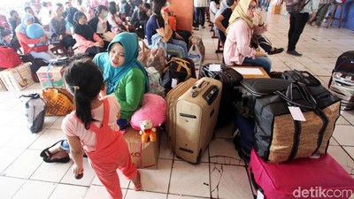 H-7 Lebaran, Pemudik Padati Terminal Kampung Rambutan