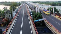 Jembatan Cincin Lama merupakan jembatan kembar yang melayani kendaraan dari arah Surabaya-Lamongan menuju Tuban lalu ke Jawa Tengah.  Sementara Jembatan Cincin Baru yang berada disampingnya melayani lalu lintas kendaraan dari Tuban menuju Surabaya. Istimewa/Kementerian PUPR.