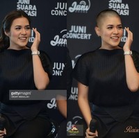 Ilustrator Indonesia Edy Comodo membuat editan konyol, di mana para artis Indonesia dibuat berkepala plontos. Raisa yang identik dengan rambut panjang diedit tanpa rambut. Penampilannya jadi beda banget, ya! Foto: Instagram/@edycomodo