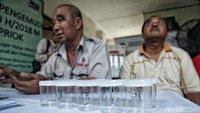Para sopir ini juga tak lupa untuk diperiksa penggunaan obat-obatan terlarang.