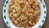 Nasi goreng teri dengan irisan cabai merah buatan @megamav ini, bikin selera makan bertambah. Apalagi teri lebih dulu ditumis dengan bumbu bawang yang sedap. Foto: Instagram
