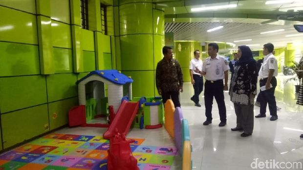 Ketua KPAI Susanto mengecek ruang fasilitas untuk anak di Stasiun Gambir.