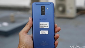 Penampakan bagian belakangnya. Ponsel yang full terbuat dari metal ini mengusung kamera ganda  MP (f/1.7) dan 5 MP (f/1.9). Di sampingnya ada lampu flash dan di bawahnya ada pemindai sidikjari. Foto: Muhammad Ridho