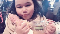 Putri sulung Tike ini kayaknya juga doyan makan seperti ibunya. Saat ke Jepang, Leta pengen makan paha ayam kalkun dan minum segelas butterbeer. Foto: instagram @tikeprie