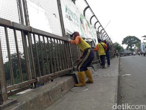 Cegah Teror Batu Jelang Asian Games, JPO di Bekasi Dijaga Polisi