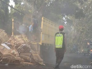 Hendak Dibawa ke Pabrik Kertas, Kardus yang Dimuat Truk Terbakar