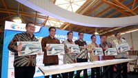 Pemimpin Grup Pengembangan Dana & Layanan Digital Bank DKI, Diki Jatnika menandatangani nota kesepahaman tentang penyediaan kartu prepaid khusus program Personal Frequent Rider bagi pengguna kereta api bandara Soekarno Hatta antara PT Railink dengan 6 bank termasuk Bank DKI di Jakarta (7/6/2018) yang disaksikan Direktur Utama PT Railink, Heru Kuswanto. Foto: dok. Bank DKI