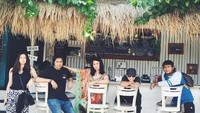 Bersama ibu dan kakak-kakaknya, Meni berpose di depan gerai smoothies bowl ternama di Bali. Kompak ya mereka! Foto: Instagram stephaniepoetri