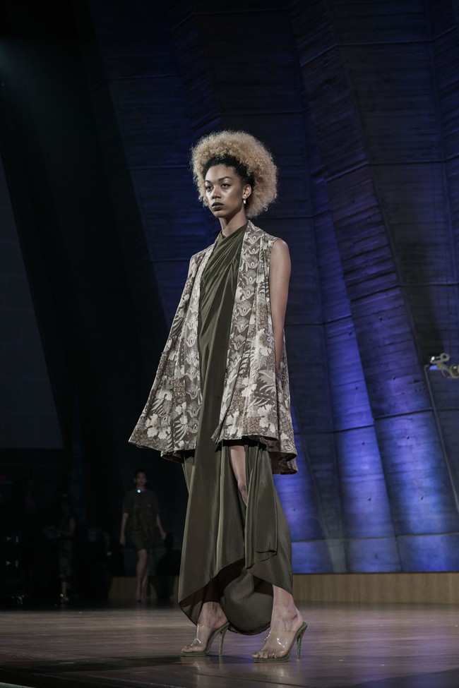 Di tangan Oscar, batik-batik tersebut disulap menjadi deretan gaun cocktail yang simpel namun tetap elegan.  Foto: Rio Motret/Image Dynamics