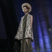 Di tangan Oscar, batik-batik tersebut disulap menjadi deretan gaun cocktail yang simpel namun tetap elegan.  Foto: Rio Motret/Image Dynamics