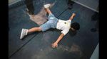 Foto: Bungee Jumping dari Jembatan Kaca Tertinggi Sedunia