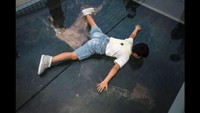 Foto: Karena jembatan berlantai kaca, pengunjung jembatan juga bisa melihat ke bawah saat seseorang melakukan bungee jumping. Nanti akan ada pemesanan online khusus untuk sesi bungee jumping di Jembatan Kaca Grand Canyon Zhangjiajie (CNN Travel)