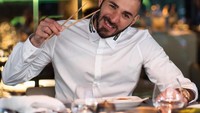 Memegang sumpit, Benzema sepertinya sedang menyantap makanan Jepang ya? Foto: Instagram @karimbenzema