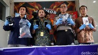 Wadirkrimum Polda Metro Jaya AKBP Ade Ary Syam berserta jajaran menunjukkan barang bukti kasus pemerkosan dan pemerasan pengemudi taksi online tersebut.