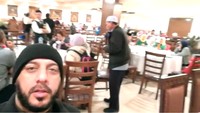 Alhamdulillah lagi siap2 sama jamaah menuju ke palestina dan masjid aqso mudah2an lancar dan berkah, tulis Syekh Ali Jaber saat berada di sebuah restoran bersama para jemaah. Foto: Instagram syekh.alijaber