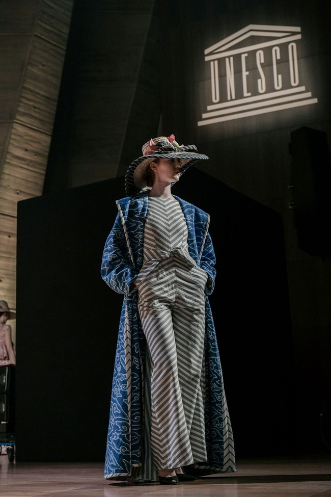 Rancangan desainer senior Edward Hutabarat mengawali presentasi yang dihadiri sekitar seribuan tamu tersebut. Foto: Rio Motret/Image Dynamics