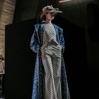 Rancangan desainer senior Edward Hutabarat mengawali presentasi yang dihadiri sekitar seribuan tamu tersebut. Foto: Rio Motret/Image Dynamics