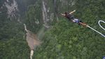 Foto: Bungee Jumping dari Jembatan Kaca Tertinggi Sedunia