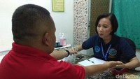 Dicek pula apakah ada bekas sayatan atau suntikan pada tangan pengemudi. Tangan pengemudi juga diperiksa apakah mengalami tremor (bergetar) atau tidak. (Foto: Aisyah Kamaliah/detikHealth)