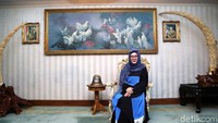 Mba Tutut juga menjadi salah satu ikon hijab sejak dulu. Uniknya, ia tak pernah mengubah gaya jilbabnya dari dulu hingga sekarang. Grandyos Zafna/detikcom.